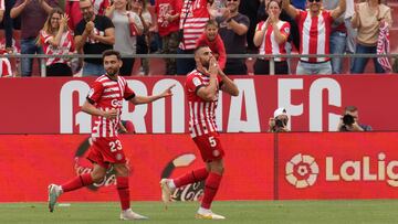 GIRONA, 20/05/2023.- El centrocampista del Girona David López (c), celebra su gol contra el Villarreal durante el partido de LaLiga Santander de la jornada 35 en el estadio municipal de Montilivi. EFE/David Borrat.
