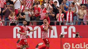 GIRONA, 20/05/2023.- El centrocampista del Girona David L¨®pez (c), celebra su gol contra el Villarreal durante el partido de LaLiga Santander de la jornada 35 en el estadio municipal de Montilivi. EFE/David Borrat.