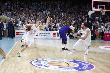 Jaycee Carroll celebra el triunfo junto a sus compañeros.