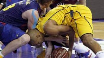 <b>COMPETITIVO. </b>CJ Wallace, Eulis Báez y Ante Tomic luchan por hacerse con el balón.
