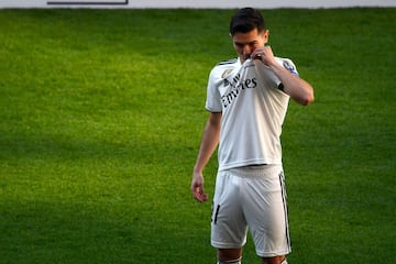 Former Manchester City's Spanish midfielder Brahim Diaz kisses his new jersey's badge during his official presentation as Real Madrid's player at the Santiago Bernabeu stadium in Madrid on January 7, 2019. - Real Madrid have signed the 19-year-old midfiel