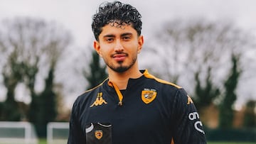 Steven Alzate recibe premio en Hull City.