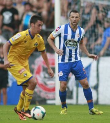 (1979, Las Cabezas de San Juan, Sevilla) jugó en el Sevilla, Valencia, Villarreal y Deportivo y como internacional con España fue campeón de una Eurocopa en 2008 y un Mundial en 2010. Sus mayores éxitos como jugador fueron en el Valencia, equipo con el que ganó dos Ligas, una Copa del Rey, una Copa de la UEFA y una Supercopa de Europa. Se retiró en la India en el Kerala Blasters en 2016.