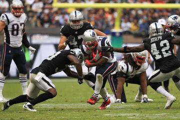 MEXICO CITY, MEXICO - NOVEMBER 19: Dion Lewis #33 of the New England Patriots runs with the ball against the Oakland Raiders during the second half at Estadio Azteca on November 19, 2017 in Mexico City, Mexico.   Buda Mendes/Getty Images/AFP
== FOR NEWSPAPERS, INTERNET, TELCOS & TELEVISION USE ONLY ==