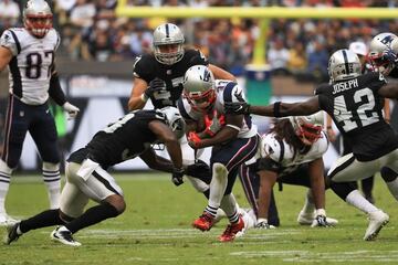 MEXICO CITY, MEXICO - NOVEMBER 19: Dion Lewis #33 of the New England Patriots runs with the ball against the Oakland Raiders during the second half at Estadio Azteca on November 19, 2017 in Mexico City, Mexico. Buda Mendes/Getty Images/AFP
== FOR NEWSPAPERS, INTERNET, TELCOS & TELEVISION USE ONLY ==