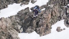 N&uacute;ria Cast&aacute;n en acci&oacute;n en un salto de Ardies, en la cara de la competici&oacute;n de snowboard freeride de Mt. Olympus celebrada en Nueva Zelanda.