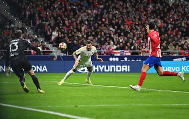 2-2. Centro de Bellingham al segundo palo y Joselu remata a placer,  libre de marca , el segundo gol.