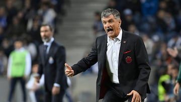 Porto (Portugal), 23/01/2025.- Olympiacos' head coach Jose Luis Mendilibar reacts during the UEFA Europa League soccer match FC Porto vs Olympiacos at Dragao stadium, in Porto, Portugal, 23 January 2025. EFE/EPA/FERNANDO VELUDO