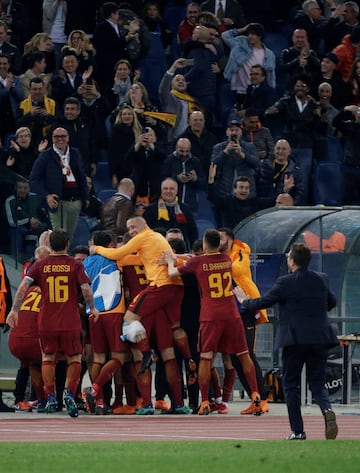 Kostas Manolas celebrates with his teammates after scoring.