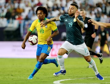 Willian y Nicolás Otamendi 