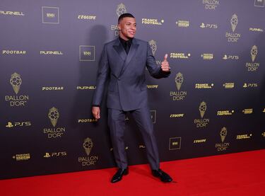 Kylian Mbappe del París Saint Germain posando en la alfombra roja antes de los premios.