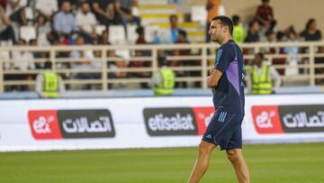 Argentina's coach Lionel Scaloni attends a training camp for the Argentina national football team in Abu Dhabi ahead of the Qatar 2022 FIFA football World Cup, at the Nahyan Stadium, on November 14, 2022. (Photo by Karim SAHIB / AFP)