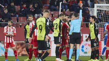 Aitor Sanz ve la roja en el partido del Tenerife contra el Girona.