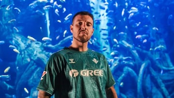 Aitor Ruibar con la camiseta de la campaña.