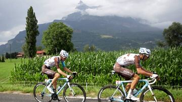 Mickael Cherel y Romain Bardet ruedan en la 19&ordf; etapa del Tour de Francia camino del Mont Blanc.