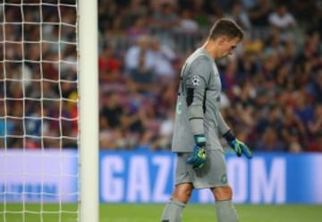 Football Soccer - FC Barcelona v Celtic - UEFA Champions League Group Stage - Group C - The Nou Camp, Barcelona, Spain - 13/9/16
Celtic's Dorus de Vries looks dejected
Reuters / Paul Hanna
Livepic
EDITORIAL USE ONLY.