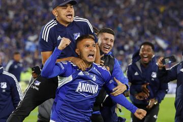 Larry Vázquez (i) de Millonarios celebra al ganar la serie de penaltis hoy, en la final de la Primera División del fútbol profesional colombiano ante Atlético Nacional en el estadio El Campín en Bogotá (Colombia).