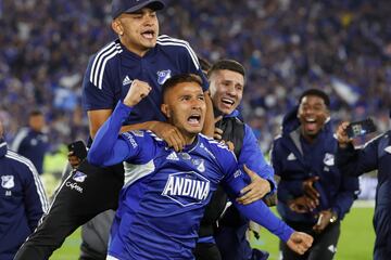 Larry Vázquez (i) de Millonarios celebra al ganar la serie de penaltis hoy, en la final de la Primera División del fútbol profesional colombiano ante Atlético Nacional en el estadio El Campín en Bogotá (Colombia). 
