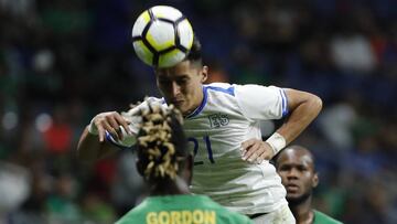 JME017. SAN ANTONIO (EE.UU.), 16/07/2017.- Owayne Gordon (i) de Jamaica disputa un bal&oacute;n con Bryan Tamakas (c) de El Salvador hoy, domingo 16 de julio de 2017, durante un partido de la Copa Oro entre Jamaica y El Salvador realizado en el estadio Alamodome en San Antonio (EE.UU.). EFE/JOS&Eacute; M&Eacute;NDEZ