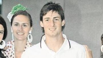 <b>VENTE A LA FERIA. </b>Aduriz posó así de sonriente a su llegada a Sevilla, escoltado por tres bellezas ataviadas para ir a la Feria. Seguro que a Aduriz le darían ganas de dars una vueltecita.