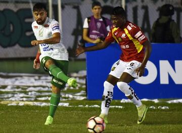 Bolivia's Oriente Petrolero player Sebastian Villota (L) vies for the ball with Brian Cucco (R) of Ecuador's Deportivo Cuenca during their South American Cup football match at the Ramon Aguilera Costas Stadium, in Santa Cruz, on April 6, 2017. / AFP PHOTO / ar / AIZAR RALDES