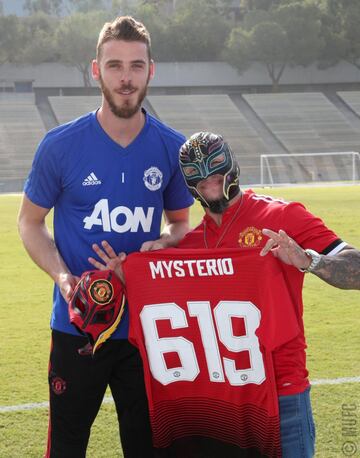 Ojo a la diferencia de tamaño entre David de Gea y Rey Mysterio