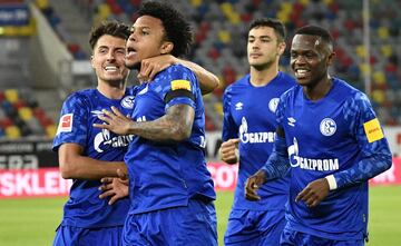 Weston McKennie, jugador del FC Schalke 04, salió al terreno de juego con un brazalete negro en su brazo derecho donde se podía leer Justice for George Floyd. 
