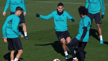 GRAF974. MADRID, 17/01/2018.- Los jugadores del Real Madrid Carlos Henrique Casemiro (c) junto a sus compañeros Marcelo Vieira (d) y Achraf Hakimi (i) durante el entrenamiento realizado hoy en la Ciudad Deportiva de Valdebebas, en la víspera