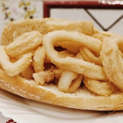 Los mejores bocatas de calamares de Madrid: desde 4€ y están en la Plaza Mayor