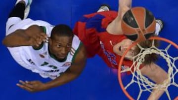 Andrei Kirilenko y Demarkus Nelson pelean por un bal&oacute;n.