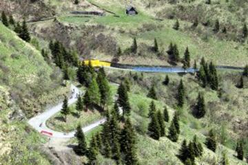 El peligro del monte Crostis es su sterrato mal compactado en los últimos 2,5 kilómetros, sin vallas, quitamiedos o nada que evitara una caída al vacío, excepto en ciertas zonas o curvas de riesgo máximo. 