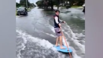 Los chicos, que se estaban divirtiendo y surfeando cono una tabla atada a un camión, fueron interceptados por la policía que les paró.