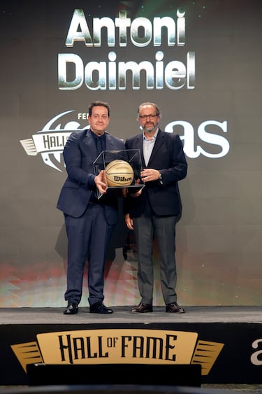 Antoni Daimiel recibe el galardón de manos de 
Juan Cantón, Director General Prensa en PRISA Media. 
