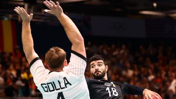 Paris 2024 Olympics - Handball - Men's Preliminary Round Group A - Germany vs Spain - South Paris Arena 6, Paris, France - August 02, 2024. Johannes Golla of Germany in action with Imanol Garciandia of Spain REUTERS/Bernadett Szabo