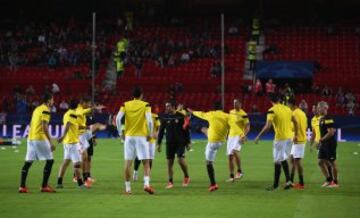 El grupo del Sevilla durante el calentamiento. 