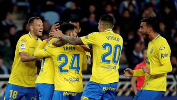 GRAF1511. SAN SEBASTIÁN (GUIPÚZCOA), 26/11/2017.- El centrocampista de Las Palmas Jonathan Viera celebra con sus compañeros su gol marcado ante la Real Sociedad, el segundo de su equipo, durante el partido correspondiente a la decimotercera jornada de LaLiga Santander disputado hoy en el estadio de Anoeta. EFE/Juan Herrero