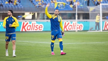Jesé saluda a la grada durante un calentamiento con Las Palmas.
