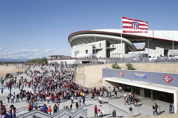 Desde las 10:00 de la mañana los aficionados atléticos celebran el estreno del nuevo estadio rojiblanco Wanda Metropolitano en los alrededores del estadio.