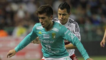 Juan Nunez (L) of Leon vies for the ball with Juan Cornejo (R) of Tijuana during their Mexican Clausura 2017 Tournament football match at Nou Camp stadium in Leon, Mexico  on February 4, 2017. / AFP / GUSTAVO BECERRA        (Photo credit should read GUSTA