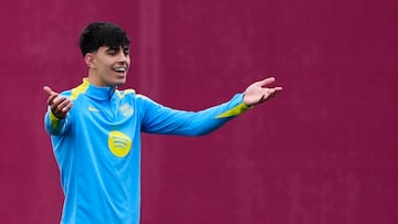 El centrocampista del FC Barcelona, Marc Bernal, durante un entrenamiento con el Barça.