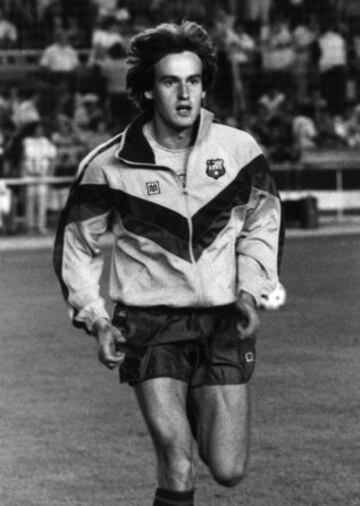 Desde 1988 hasta 1991  estuvo en el Barça. Al Sevilla llegó en 1993. 