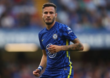 La operación que abrió la puerta a Griezmann fue la salida de Saúl al Chelsea, cedido con opción de compra. El centrocampista, que había jugado los tres primeros partidos de Liga con el Atlético, dejó el equipo al entender que el Cholo no le ponía en su demarcación ideal: centrocampista. El técnico había jugado de lateral zurdo. Después de casi media temporada, Saúl no es fijo para Tuchel. Con 27 años, el internacional español intenta buscar en el Chelsea los minutos que entendió que no tendría en el Atlético. 