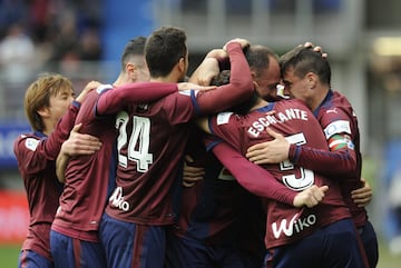 Los jugadores celebran el 1-1 de Ramis. 