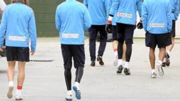 <b>SIN TESTIGOS. </b>La plantilla se dirigía ayer al campo de entrenamiento acotado para trabajar en secreto.