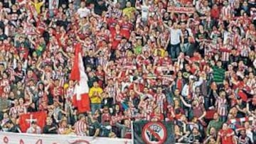 <b>GRAN APOYO. </b>La afición del Sporting animando en El Molinón.