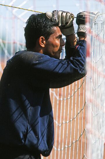 Cuando México se enfrentó a Irán en el Mundial 2006, el portero lloró, pues días antes su padre falleció; el jugador regresó a su tierra natal para asistir al funeral, pero volvió a la concentración del Tri, pidió que se mantuviera la titularidad para honrar la memoria de su papá.