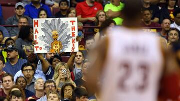 Un aficionado anima a Lebron James.