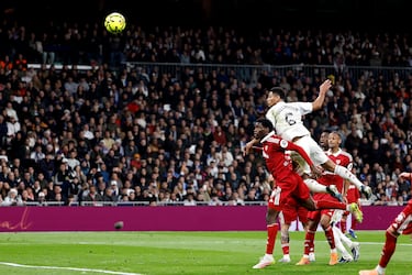 1-0. Rodrygo lanza una fantástica falta desde la derecha . Jude Bellinghan, que se anticipa con su salto a la defensa del Sevilla, remata con un poderoso cabezazo superando a Odysseas Vlachodimos.