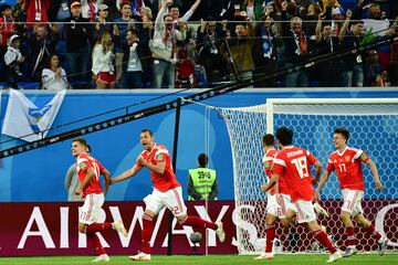 1-0. El equipo ruso celebró el primer gol.