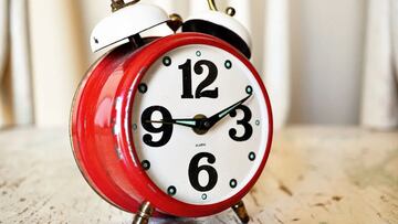 Cambio horario marzo 2023: ¿se adelanta o atrasa el reloj? ¿Se duerme más o menos? ¿Amanece antes o después?